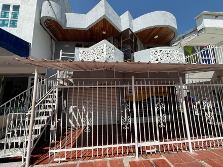 Casa en Urbanizacion La Villa, Local comercial, Bodega y apto.